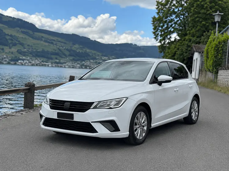Pubblicare un annuncio auto in Svizzera: le informazioni che convincono davvero gli acquirenti