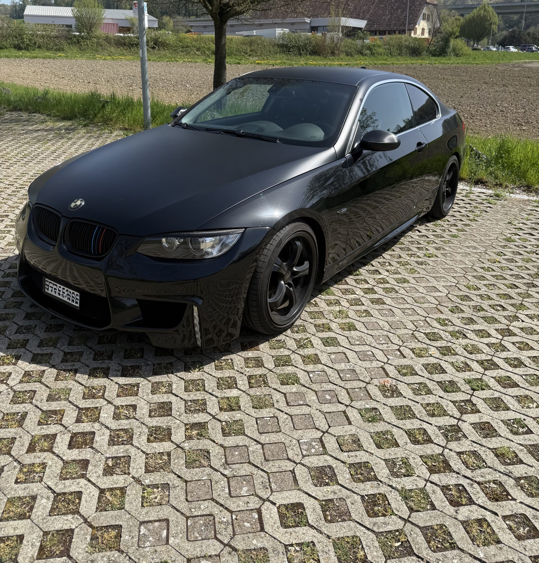 BMW 330i Coupé 6 Zylinder.